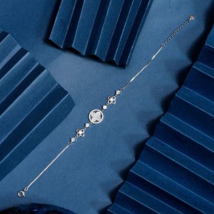 The 925 Delicate Mop Loose Bracelate is made of delicate materials